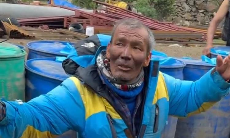 Чудо на Монт Еверест: Спасен е шерпас кој една недела бил изгубен без кислород и храна (ВИДЕО)