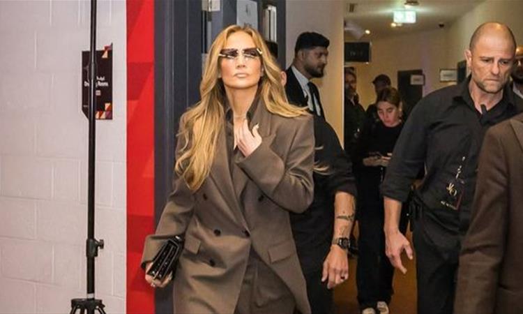 Фото: Џенифер Лопез во солзи: Плаче за својот син Макс