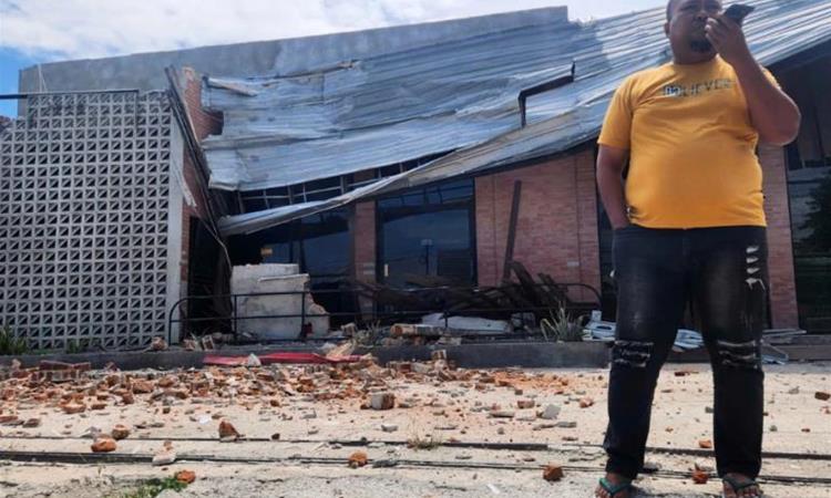 Видео: Силен земјотрес ја погоди Индонезија, се отвори земјата