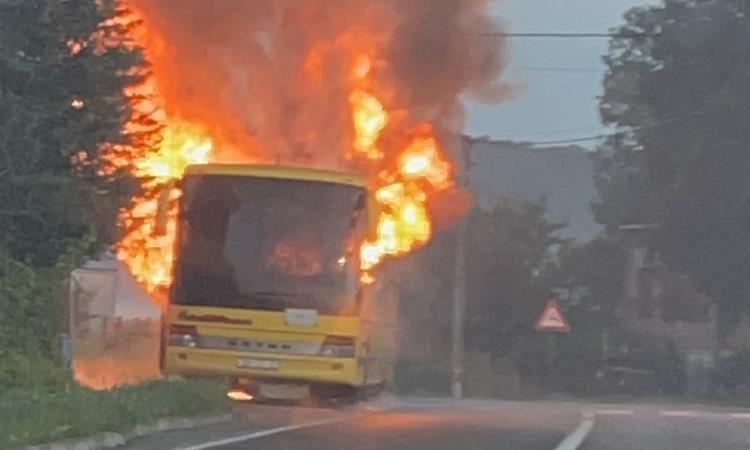 Автобус се запали во близина на Бјеловар, Хрватска