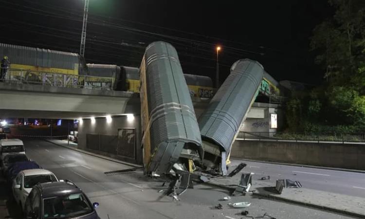 Воз падна од пет метри висок мост во Минхен 