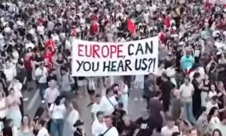 Демонстрантите во Албанија бараат техничка влада и уставни реформи