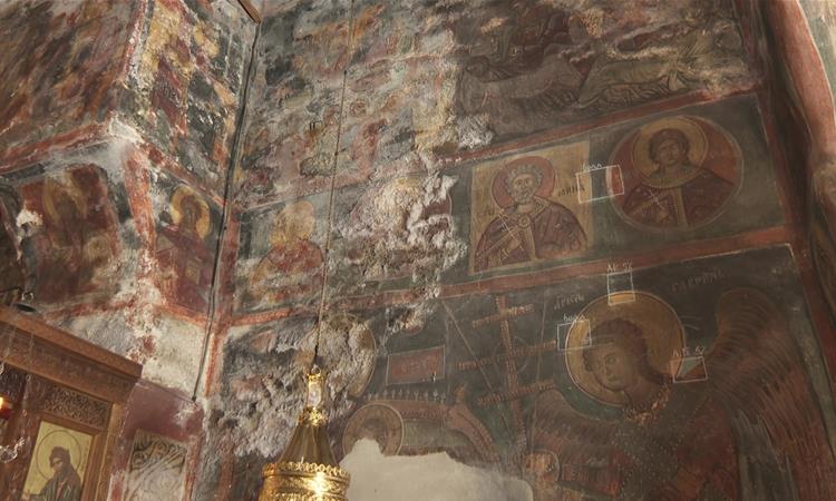 Влага, солни наслаги, видно ошетување на фреските во манастирот Успение на Пресвета Богородица на Матка
