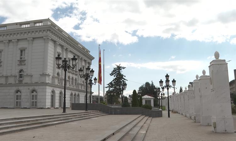 Владина реконструкција „на маса“: Мицкоски викендов на клучни средби за распределба на ресорите 