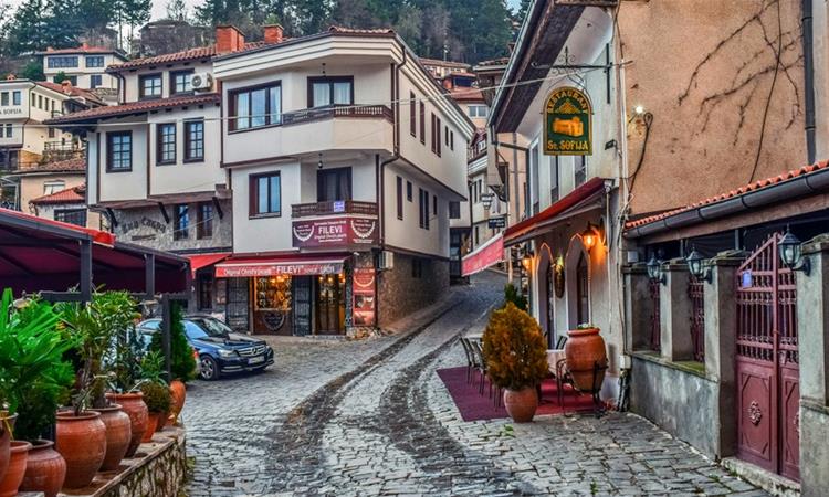 По вонредна инспекција, ќе се урива дивоградба во старото градско јадро во Охрид 