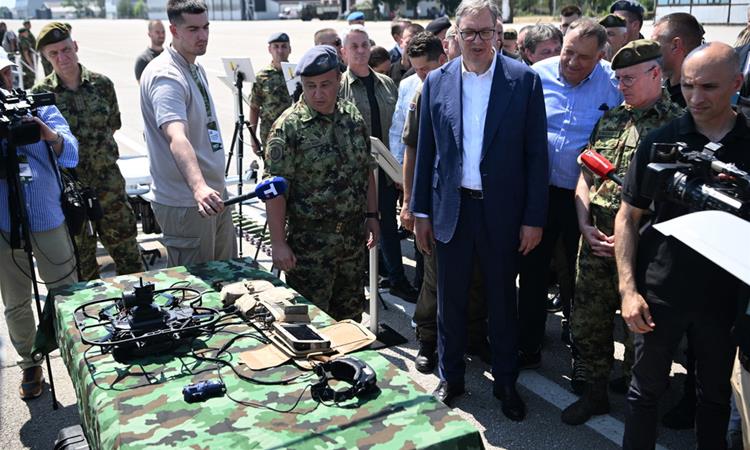 Вучиќ го претстави новото српско оружје, најави задолжителен воен рок од март (ВИДЕО)