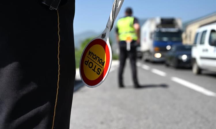 Возеле камиони во спротивна насока на патот Гостивар- Тетово, двајцата се уапсени 