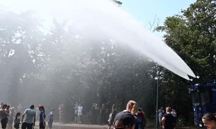 Берлинската полиција со водени топови ги разладува граѓаните (ВИДЕО)