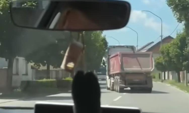 Возач на камион изгуби контрола на патот во Петриња, речиси се судри со автобус (ВИДЕО)