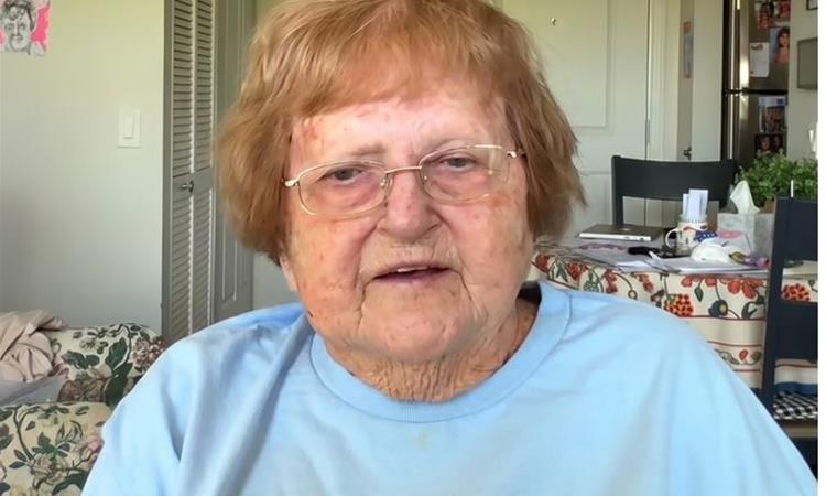 Баба Дронијак (96) не се откажува од забавите во домот и покрај заканите за исфрлање