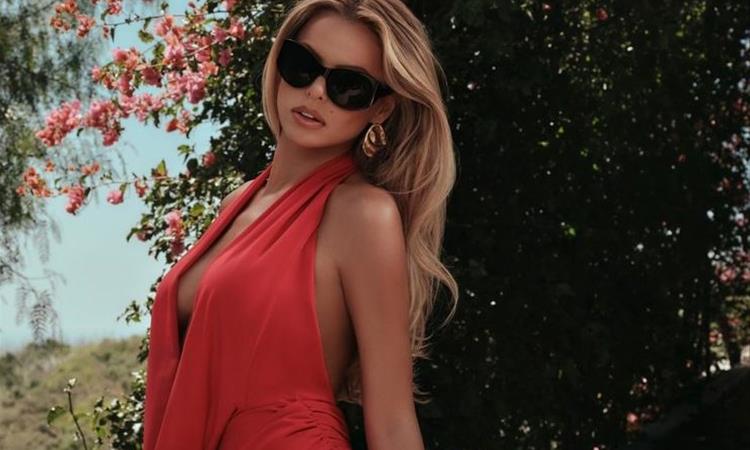 Ѕвездата од „Baywatch“ ужива на хрватскиот брег, се пофали со фотографии