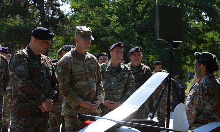 Врховниот командант на Сојузничките сили на НАТО за Европа, генералот Гринкевич, ги посети припадниците на АРМ во касарната „Илинден“ во Скопје