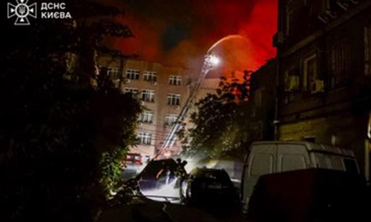 Руските сили извршија голем напад со беспилотни летала и ракети врз Киев во текот на ноќта, загинаа најмалку 10 лица