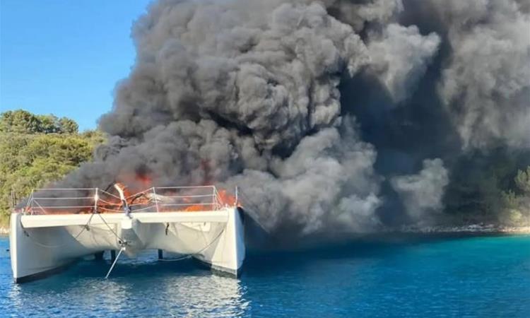 Видео: Пожар во близина на Хвар зафати катамаран со патници 