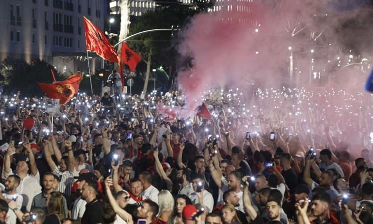  BBC: Фламинго револуцијата во Албанија расте!