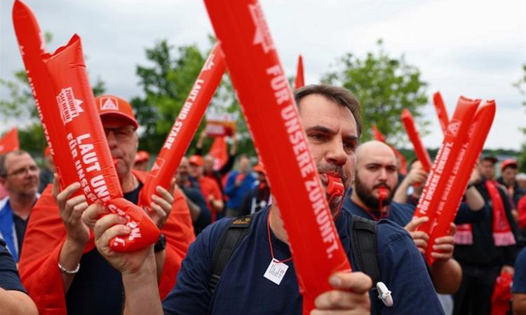 Работниците излегоа на улица по најавите на Фолксваген за отпуштање на 100.000 луѓе