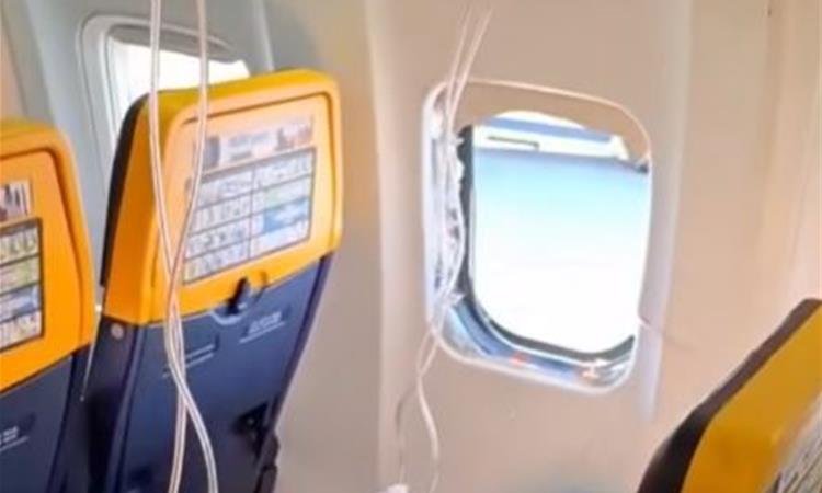  Драма на небото: Прозорец на авион се скрши, патниците спасувале Србин (ВИДЕО)