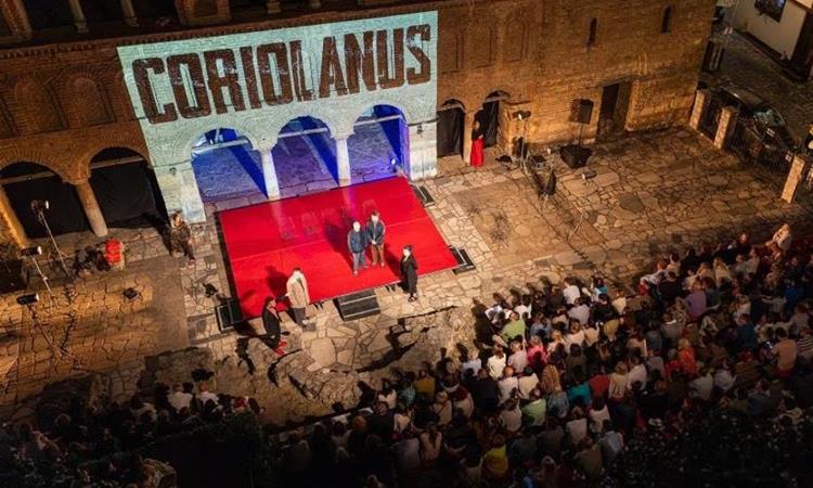 Битолските актери премиерно ја одиграа Шекспировата „Кориолан“ на „Охридско лето“