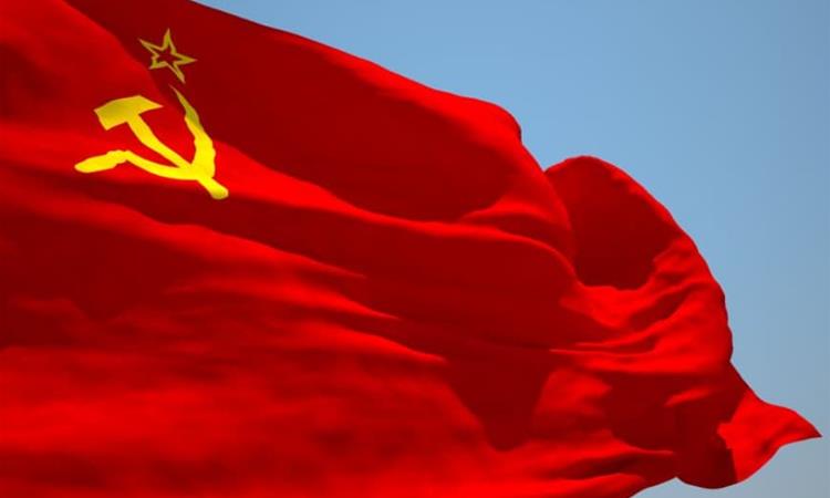 Американскиот астронаут Олдрин на Месечината однел и советско знаме, сега е продадено за 80.000 долари 