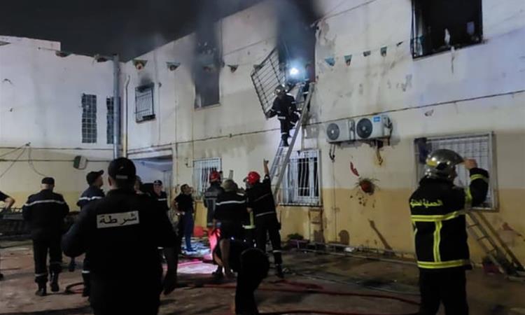 Најмалку 11 загинати во пожар во дом за згрижување во Алжир, пожарникарите со часови неуспешно се бореле (ВИДЕО) 
