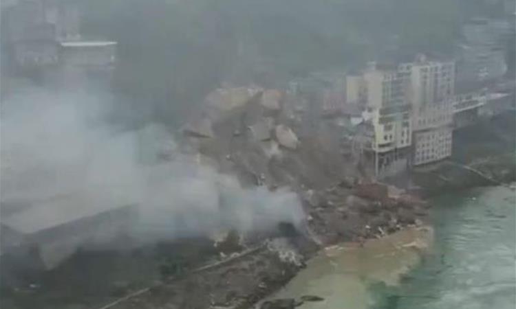 Видео: Огромно свлечиште затрупа домови во Кина, луѓе останаа заробени под кал и урнатини