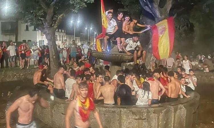 Дете загина при прославата во Шпанија- се скрши фонтана во која ја прославувале титулата на СП (ВИДЕО)