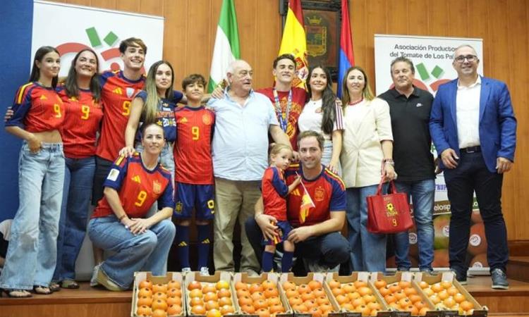За светските шампиони Фабијан Руиз и Гави – 150 килограми домати! 