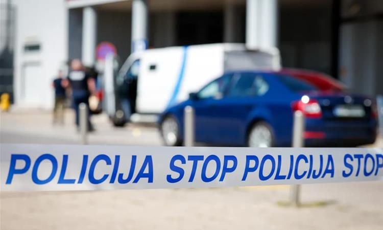 Филмски грабеж во Словенија- од комбе за превоз на пари украле 100.000 евра, полицијата во потера 