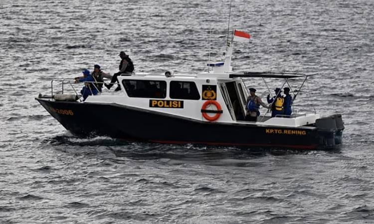 Индонезија на нозе- спасени се 11 европски туристи од потонат брод, нема ни трага од капетанот
