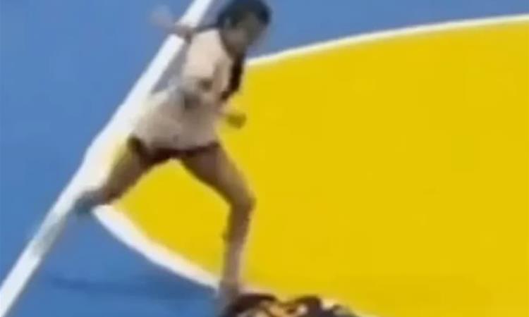 Ужас на теренот: Фудбалерка со цела сила ја клоца противничката по глава (ВИДЕО)
