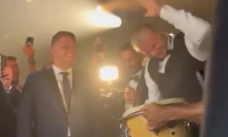 Халанд направи шоу на свадба во Италија: Ги зема тапаните, па ги натера гостите да веслаат како Викинзи (ВИДЕО)
