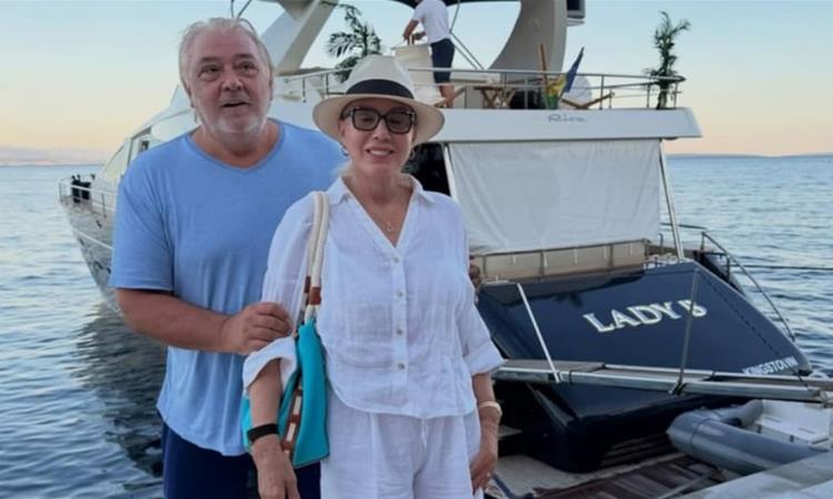Лепа Брена со сопругот крстарат низ Јадранското Море во новата јахта (ФОТО)