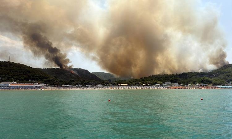 Евакуирани се 400 туристи поради пожар во Италија, акцијата е во тек (ВИДЕО)