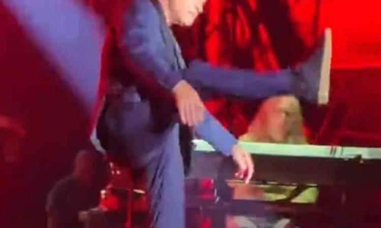 Здравко Чолиќ изненади: Ја полева публиката со вода, па го шутира шишето во публика (ВИДЕО)