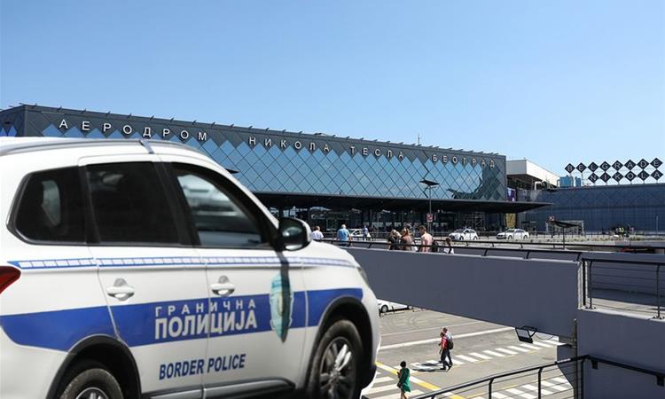 Драма на аеродромот во Белград: Турчин нападна полицаец и извикувал „Алаху акбар“! 