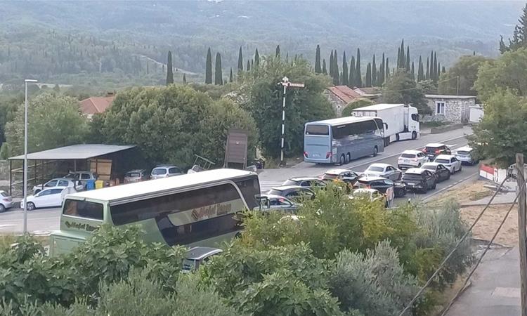 Колоните возила на југот на Хрватска надминуваат 20 километри, локалното население ги прима патниците во своите домови