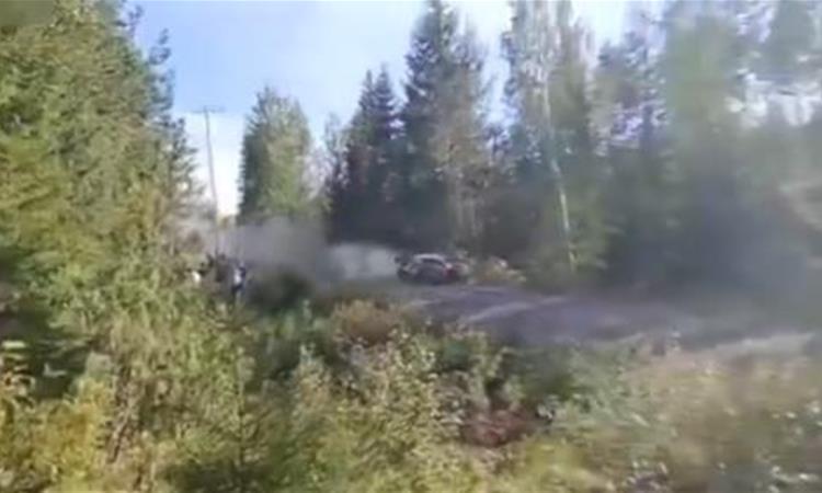 Видео: Инцидент на рели, светскиот шампион излета од патеката, со хеликоптер пренесен во болница