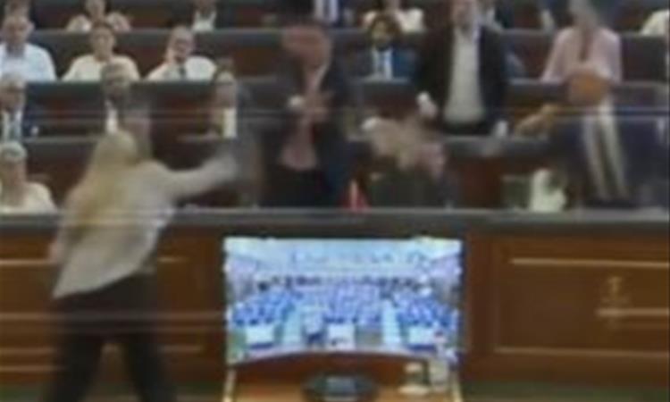 Албин Курти е гаѓан со јајца во косовското собрание (ВИДЕО)