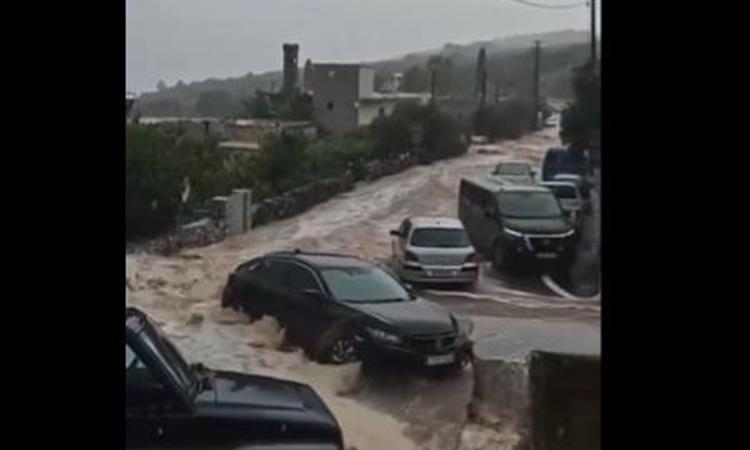 Видео: Хаос во Грција: Водената буица носела сè пред себе, гром удри во жена