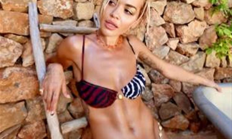 Фото: Пејачка во секси бикини 