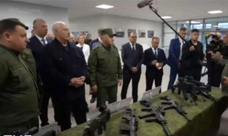 Лукашенко доби пушка на подарок: „Не за војна... За безбедност во мир!“