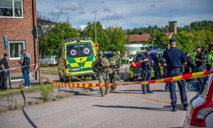 Драма во Шведска: Упаднал со меч во училиште и почнал да сече сѐ околу себе (ВИДЕО)