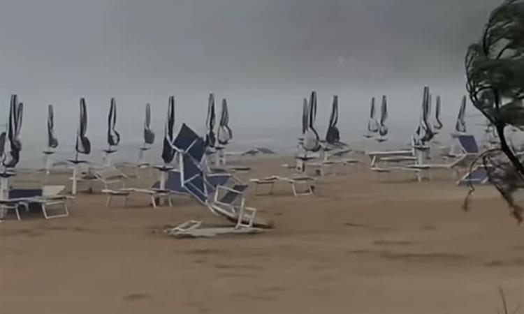 Ветер ги носи пластичните лежалки низ плажата на Раб (ВИДЕО)