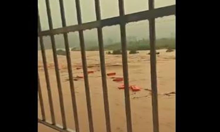 Видео: Поплави во Кина, евакуирани 54000 жители