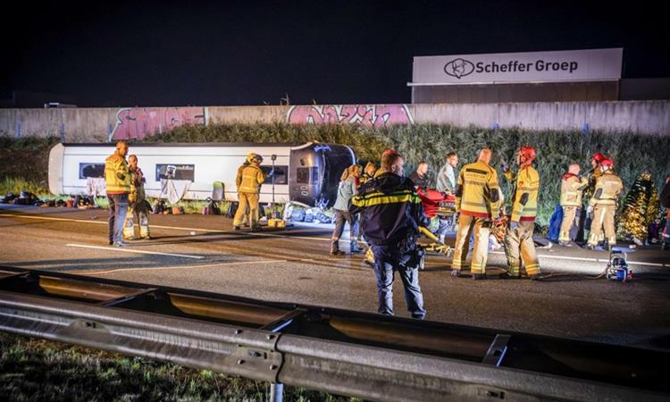 Несреќа во Холандија, Автобус полн со ученици од Германија удри во комбе, пожарникари ги извлекуваа децата