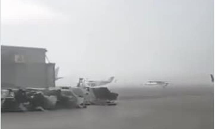 Невидено невреме во Италија: Силниот ветер превртува авиони на пистата (ВИДЕО)