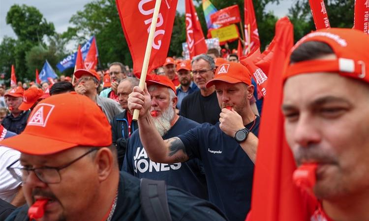 Над 10.000 работници на Фолксваген излегоа на протест поради отказите- го исвиркаа директорот 