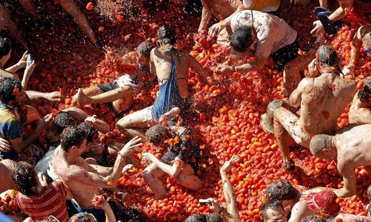Шпанската традиција продолжува: Илјадници луѓе се гаѓаа со домати на улиците на Буњол (ВИДЕО)