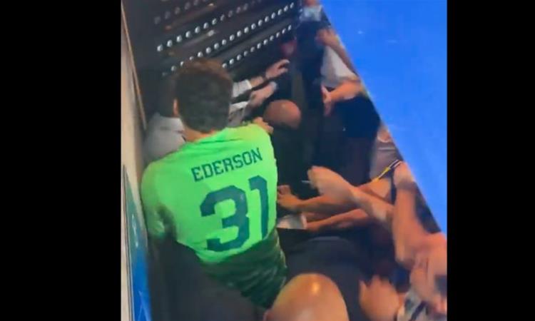 Се појави видеоснимка од скандалозниот потег на тренерот на Лион, кој предизвика тепачка со фудбалерите на Фенербахче