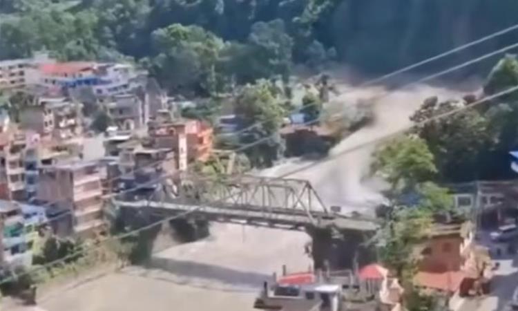 475 луѓе загинаа во поплавите во Непал, над 1.500 се водат за исчезнати